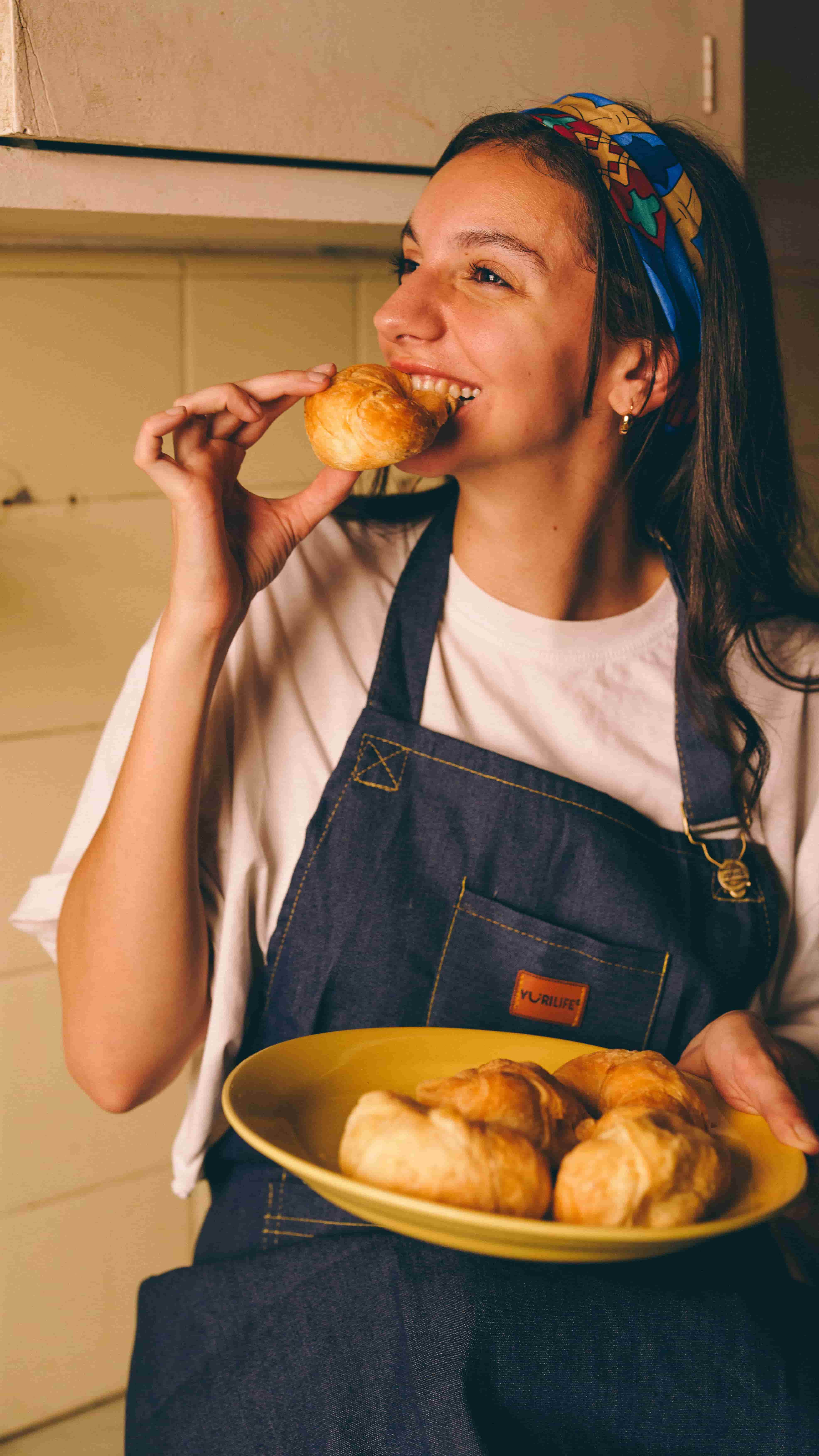 Tabla de achuras y empanadas recién salidas del horno